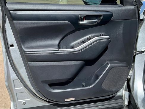 Used 2023 Toyota Highlander XLE image 26