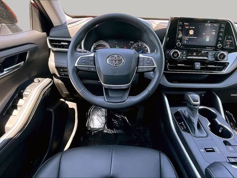 Used 2022 Toyota Highlander XLE AWD/4WD image 6