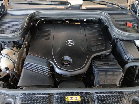 Used 2024 Mercedes-Benz GLS 450 4MATIC image 17