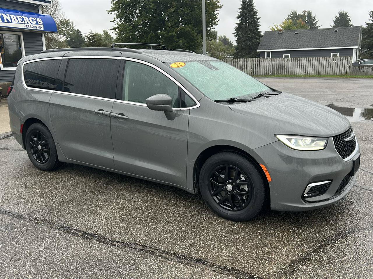 Used 2022 Chrysler Pacifica Touring-L FWD image 5