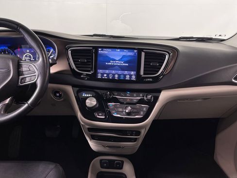 Used 2019 Chrysler Pacifica Touring-L Plus w/ Advanced Safetytec Group FWD image 17