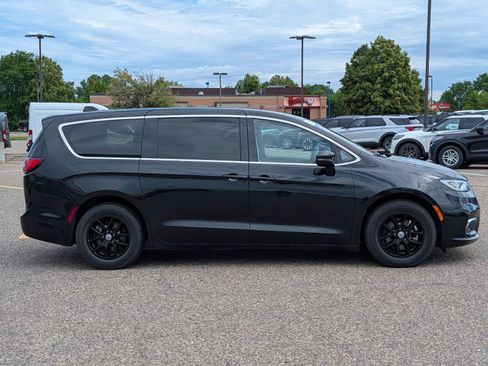 Used 2023 Chrysler Pacifica Touring-L FWD image 8