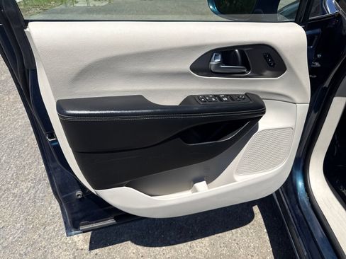 Used 2022 Chrysler Pacifica Touring-L AWD/4WD image 10