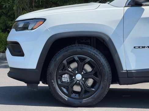 Used 2024 Jeep Compass Latitude AWD/4WD image 4
