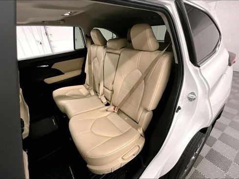 Used 2024 Toyota Highlander XLE AWD/4WD image 25