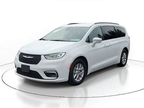 Used 2022 Chrysler Pacifica Touring-L image 2