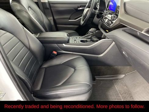 Used 2023 Toyota Highlander XLE AWD/4WD image 10