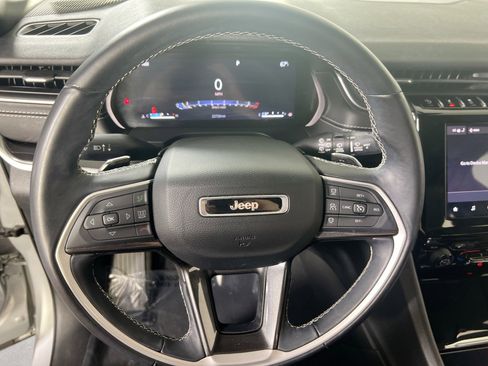 Used 2022 Jeep Grand Cherokee Altitude AWD/4WD image 11