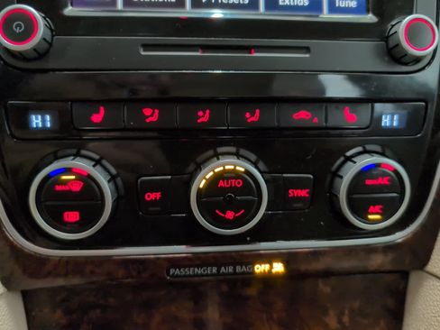 Used 2013 Volkswagen Passat TDI SEL Premium image 25