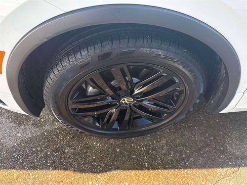 Used 2022 Volkswagen Tiguan SE R-Line image 6