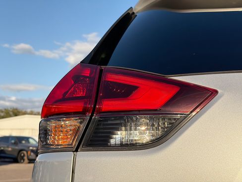 Used 2019 Nissan Rogue SL w/ Premium Package image 10