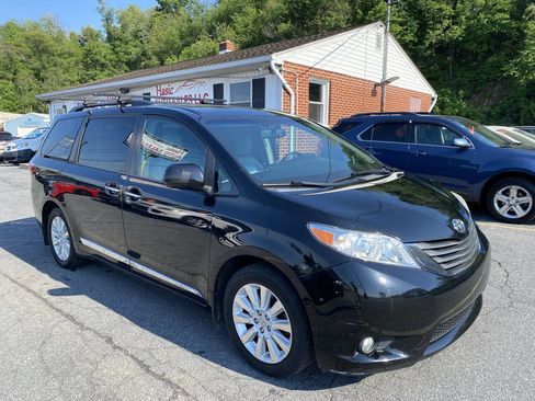 Used 2016 Toyota Sienna XLE w/ XLE Navigation Package AWD/4WD image 3