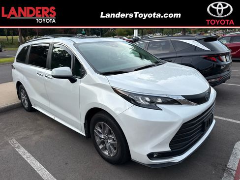 Used 2025 Toyota Sienna XLE w/ XLE Plus Package FWD image 1