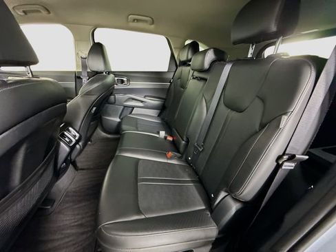 Used 2024 Kia Sorento S image 24