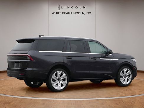 Used 2025 Lincoln Navigator Reserve image 5