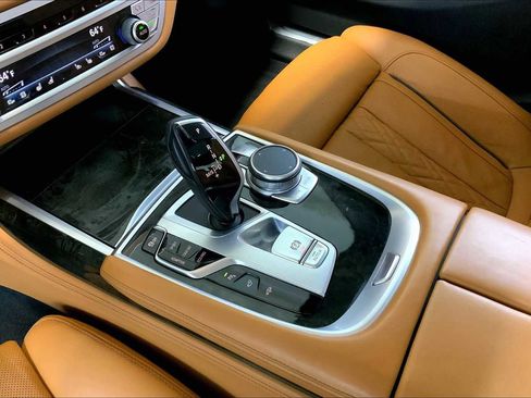 Used 2021 BMW 750i xDrive w/ Autobahn Package image 16