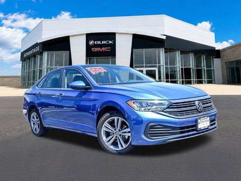 Used 2024 Volkswagen Jetta SE FWD image 2