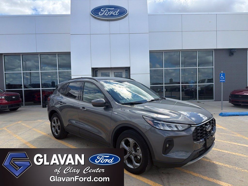 Used 2025 Ford Escape ST-Line Select AWD/4WD image 1
