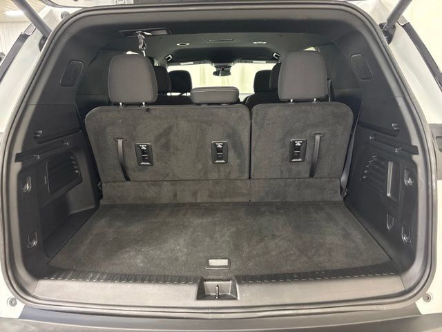 Used 2025 Chevrolet Traverse LT FWD image 12