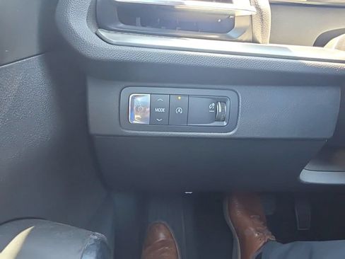 Used 2025 Chevrolet Traverse LT FWD image 17