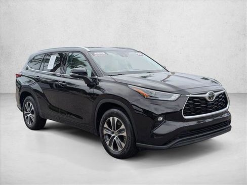 Used 2022 Toyota Highlander XLE image 3