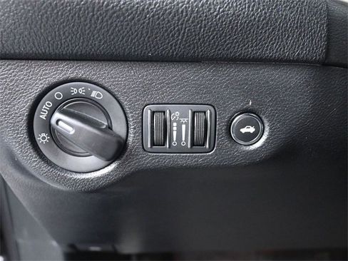 Used 2022 Dodge Challenger SXT image 13