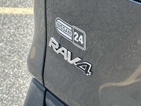 Used 2022 Toyota RAV4 XLE AWD/4WD image 14
