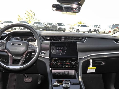 New 2025 Jeep Grand Cherokee Limited w/ Black Appearance Package image 15