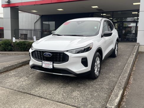 Used 2024 Ford Escape Active AWD/4WD image 3