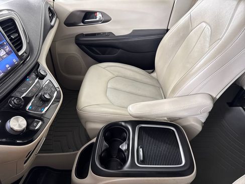 Used 2021 Chrysler Pacifica Touring-L FWD image 18