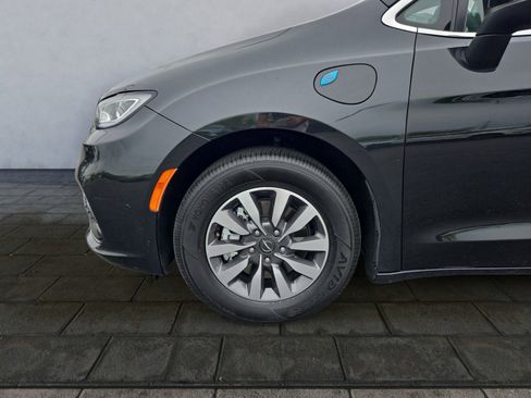Used 2023 Chrysler Pacifica Touring-L FWD image 25