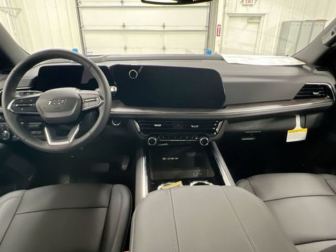 New 2026 Chevrolet Suburban Z71 w/ Comfort Package AWD/4WD image 10