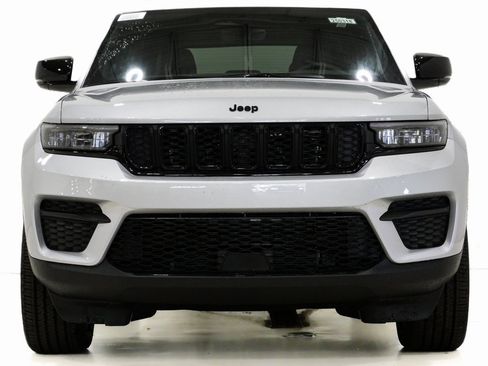 New 2025 Jeep Grand Cherokee Altitude image 2