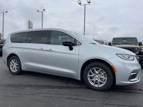 New 2026 Chrysler Pacifica Select image 44