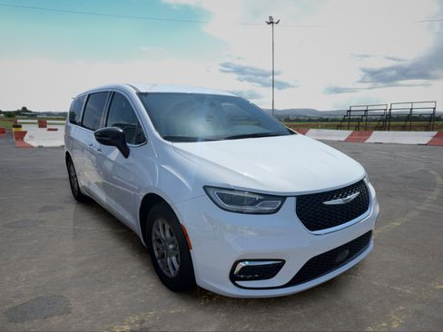 Used 2024 Chrysler Pacifica Touring-L FWD image 2
