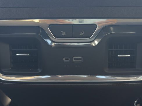 Used 2024 GMC Sierra 3500 SLT w/ SLT Premium Package image 32