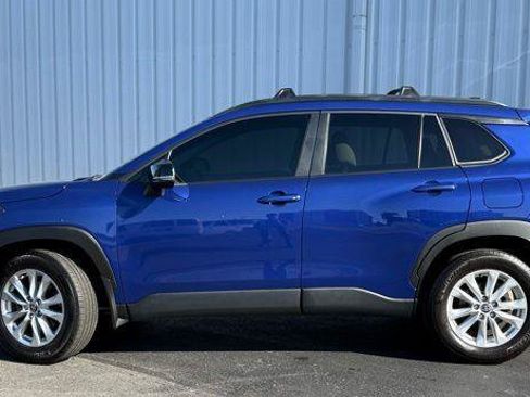 Used 2025 Toyota Corolla Cross LE FWD image 2