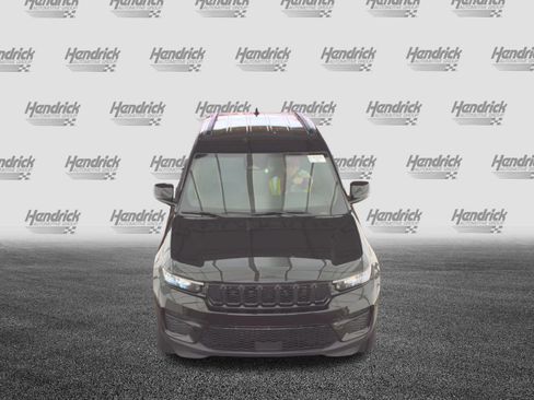 Used 2024 Jeep Grand Cherokee Altitude AWD/4WD image 5