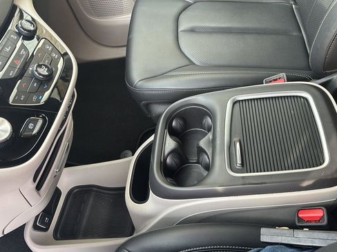 Used 2024 Chrysler Pacifica Touring-L image 16