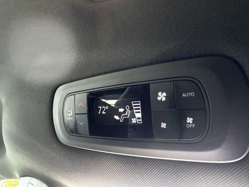 Used 2025 Chrysler Pacifica Select FWD image 36