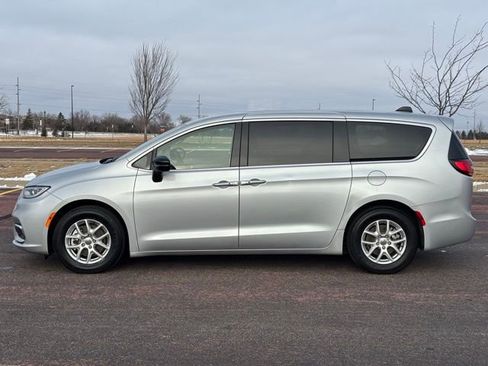 Used 2024 Chrysler Pacifica Touring-L image 21