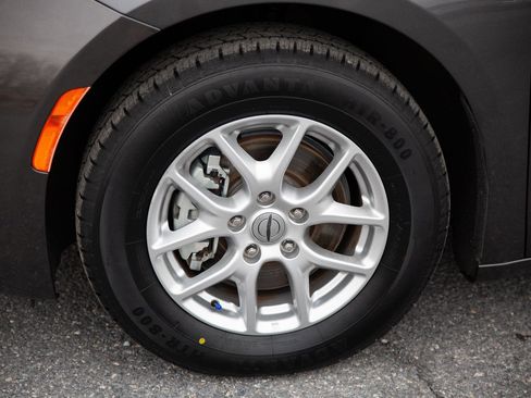 Used 2023 Chrysler Voyager LX image 9