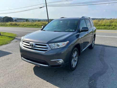 Used 2011 Toyota Highlander Limited w/ Tow Pkg AWD/4WD image 4