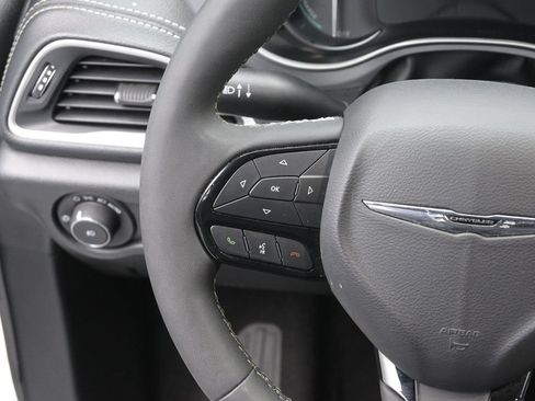 Used 2024 Chrysler Pacifica Limited FWD image 30