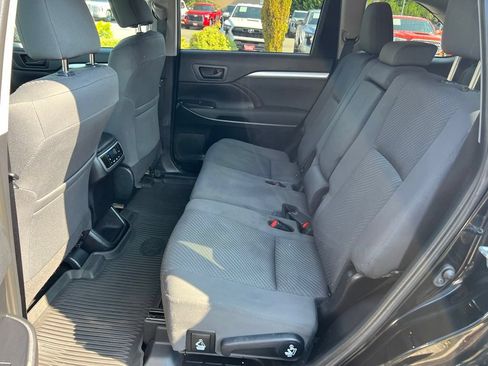 Used 2019 Toyota Highlander LE AWD/4WD image 16