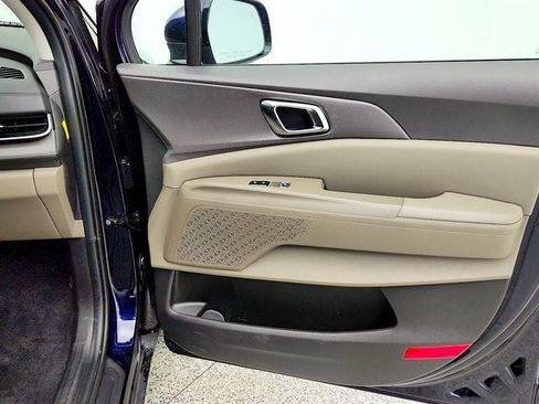 Used 2025 Kia Carnival EX FWD image 26