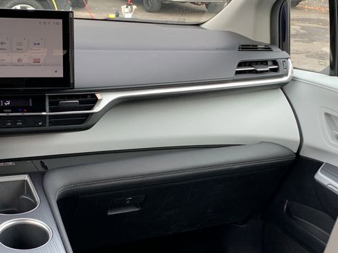 Used 2025 Toyota Sienna XLE image 38