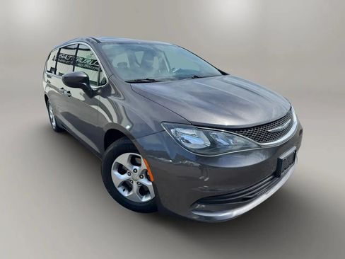 Used 2017 Chrysler Pacifica LX w/ Tire & Wheel Group FWD image 2