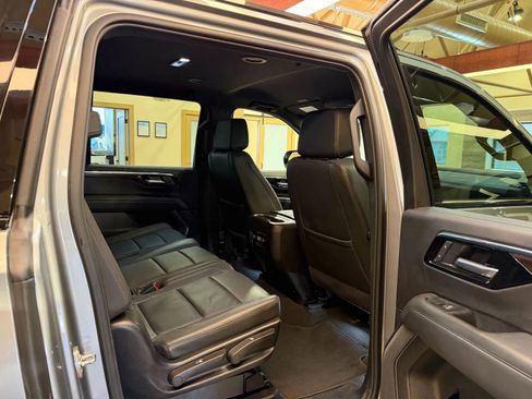 Used 2025 Chevrolet Suburban Z71 image 20