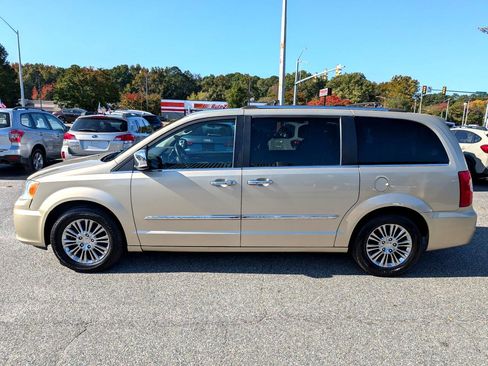 Used 2011 Chrysler Town & Country Limited w/ Trailer Tow Group image 2